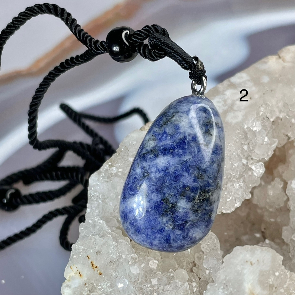 54058  Содалит Кулон галтовка на шнурке 30-31мм