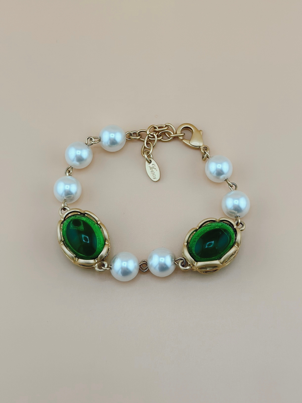 Браслет с большими зелеными камнями