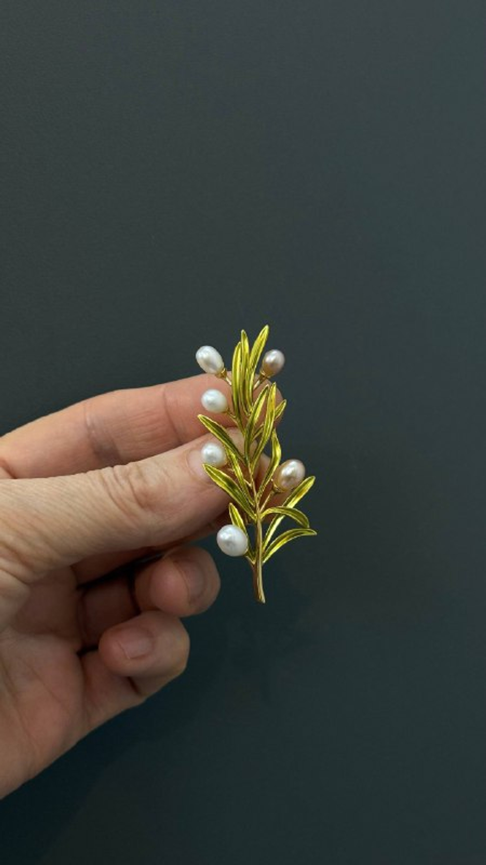 Брошь веточка с жемчужинами