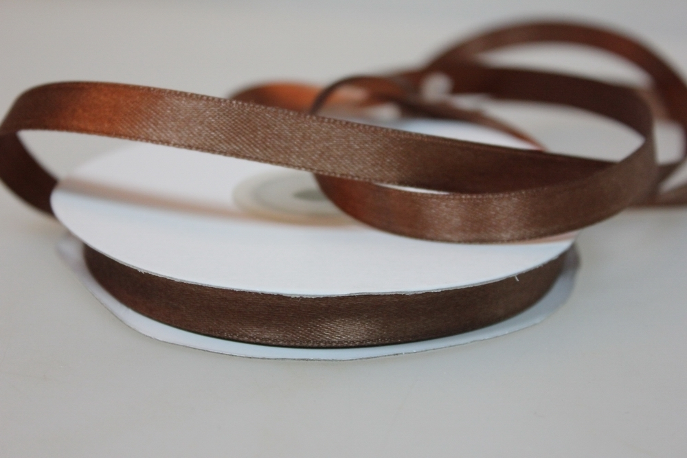 Лента атласная коричневая 7 мм.