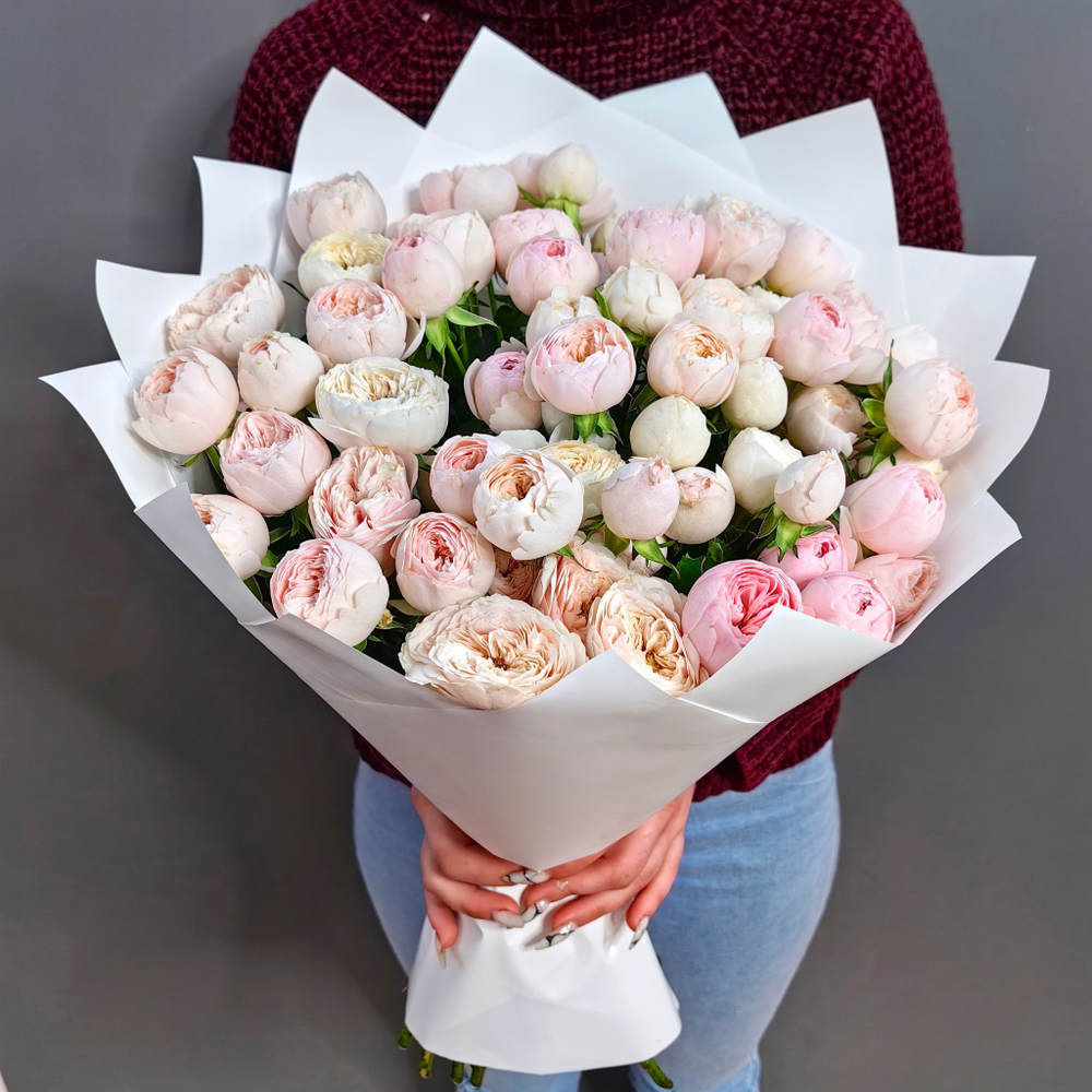 Букет из кустовых пионовидных роз сорта "Mansfield park"