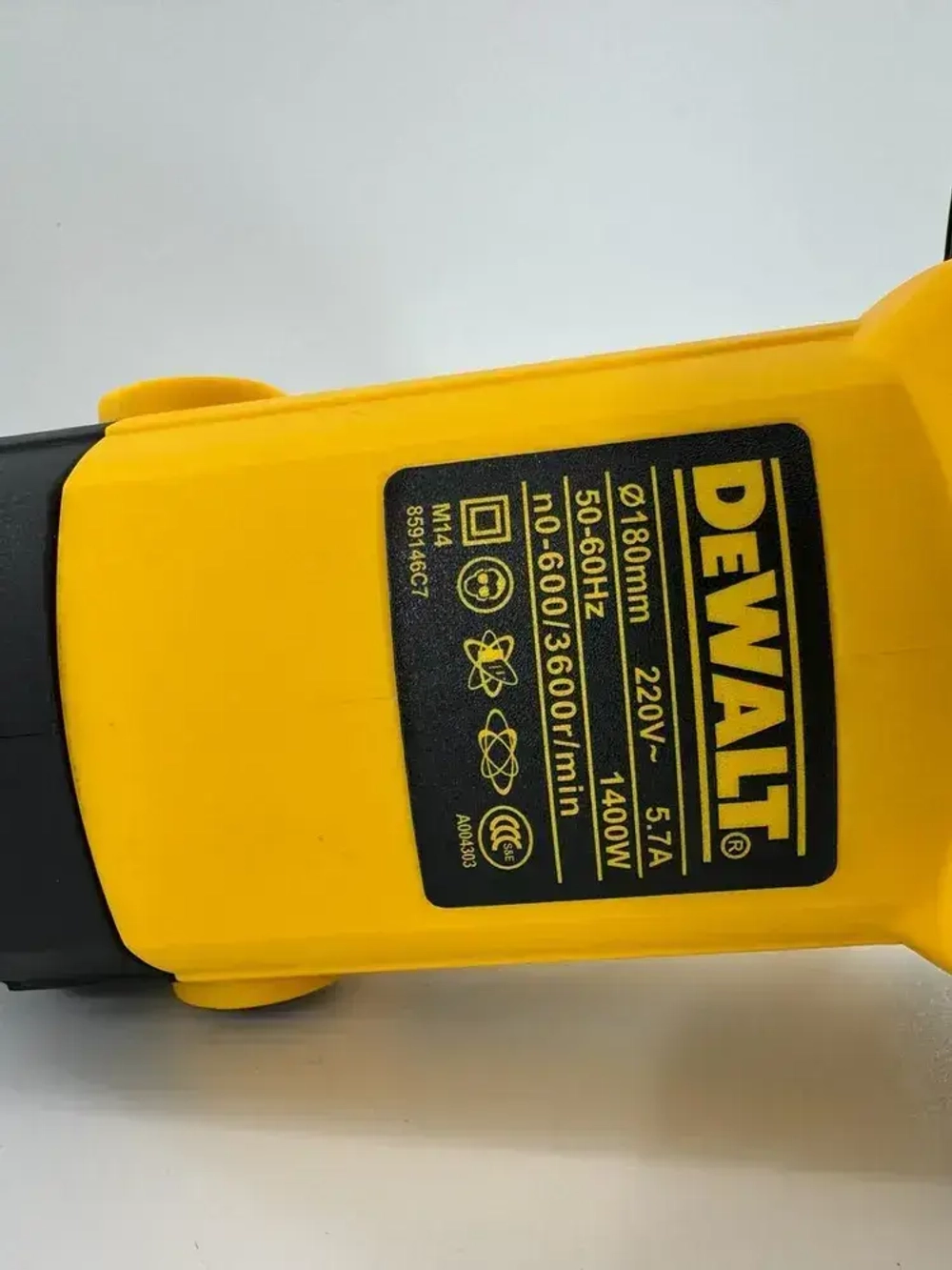 Полировальная машина DeWalt DWE-9227
