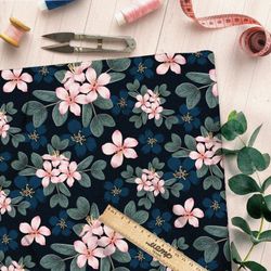 Ткань атлас нежно розовые цветы с листьями