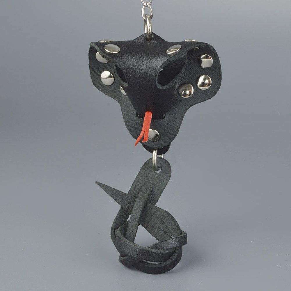 Черный кожаный брелок в форме кобры Черный кожаный брелок в форме кобры