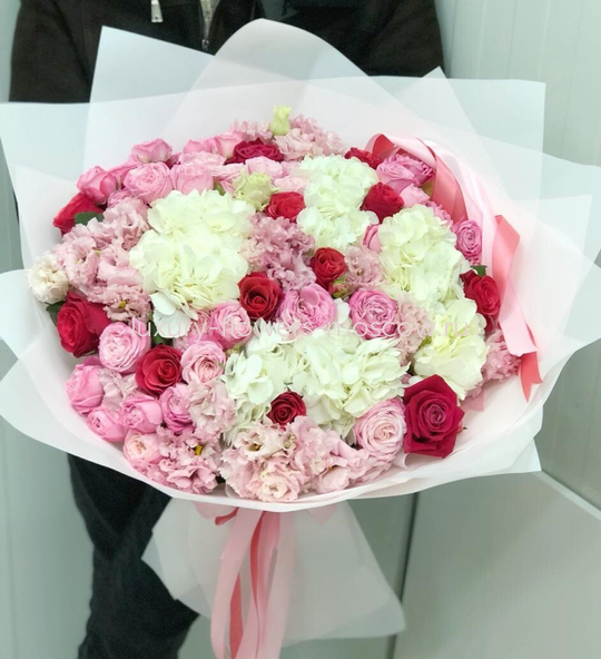 Микс гортензий и роз 45