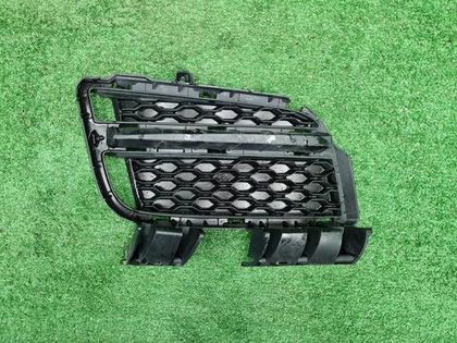 Решетка переднего бампера Jaguar XE (2015-2019)