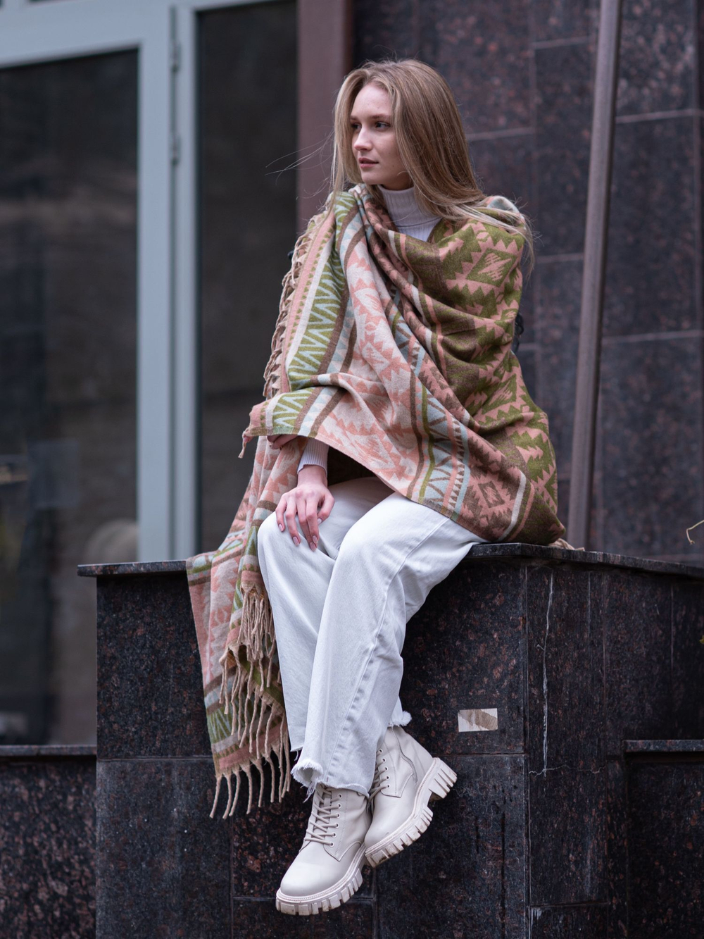 Теплый палантин с орнаментом