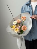 Букет из веток прунуса, одноголовых роз, маттиолы и минигерберы