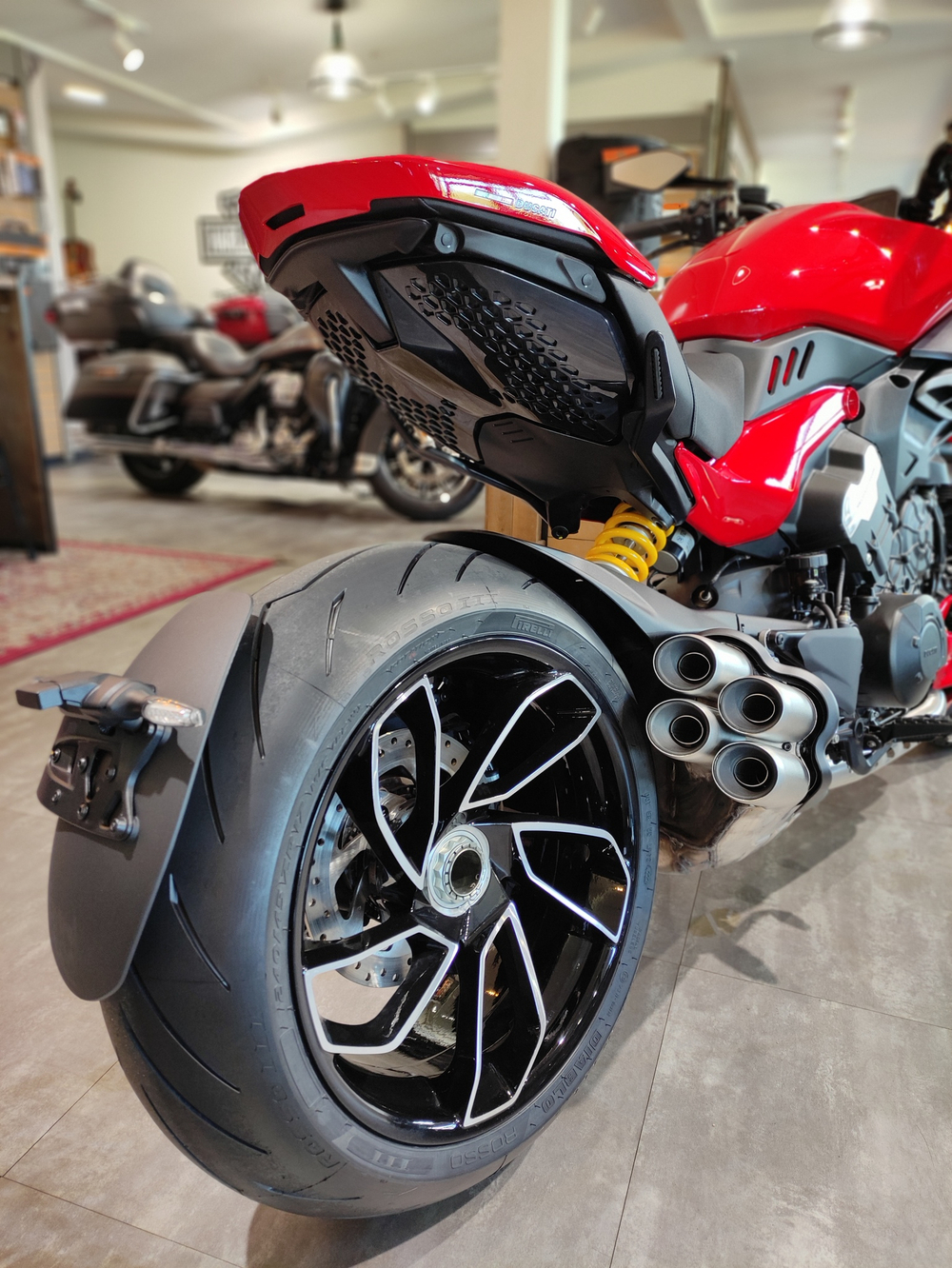 Ducati Diavel V4 (2024) RED