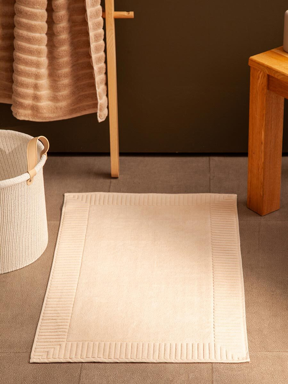 Коврик для ванной с фактурным бортиком кремового цвета из коллекции essential, 50x80 см