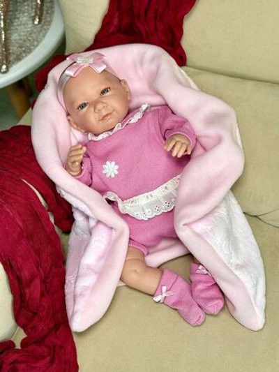 Кукла Berbesa мягконабивная 45см PAULA с пледом (4502)