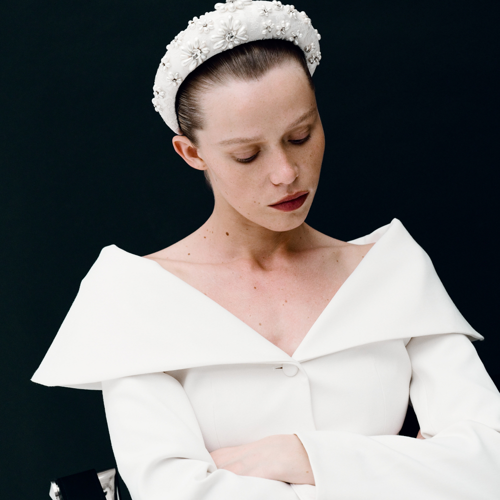 Ободок высокий с декором из жемчуга и камней