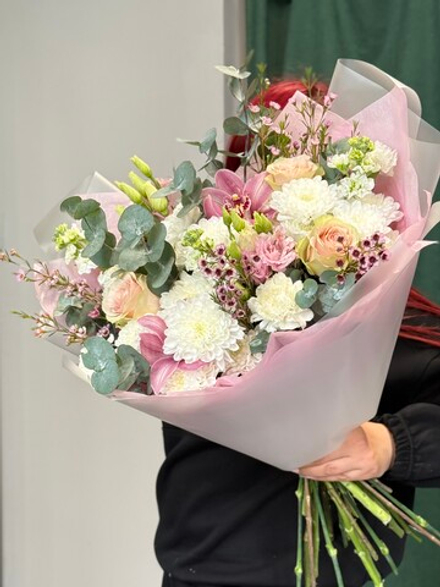Букет «Дыхание весны» с хризантемой, орхидеей и розами