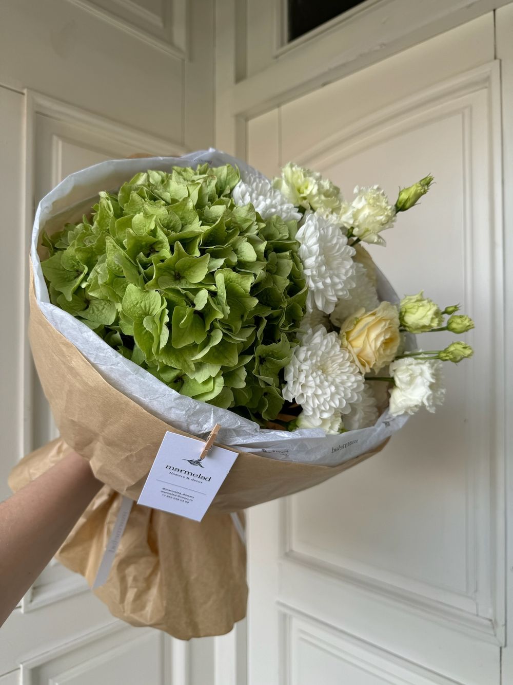 Букет сборный из гортензии, хризантемы, лизиантуса и кустовых пионовидных роз