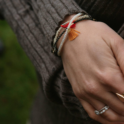 браслет из опалов шоколадно-земляного цвета с мятым листом