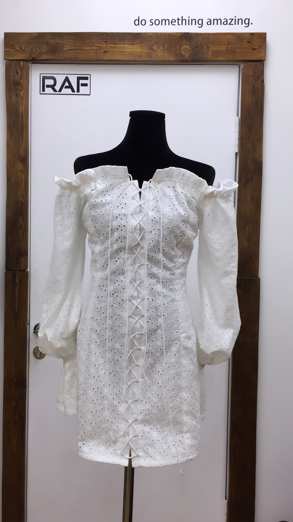 Платье со шнуровкой из шитья на подкладе