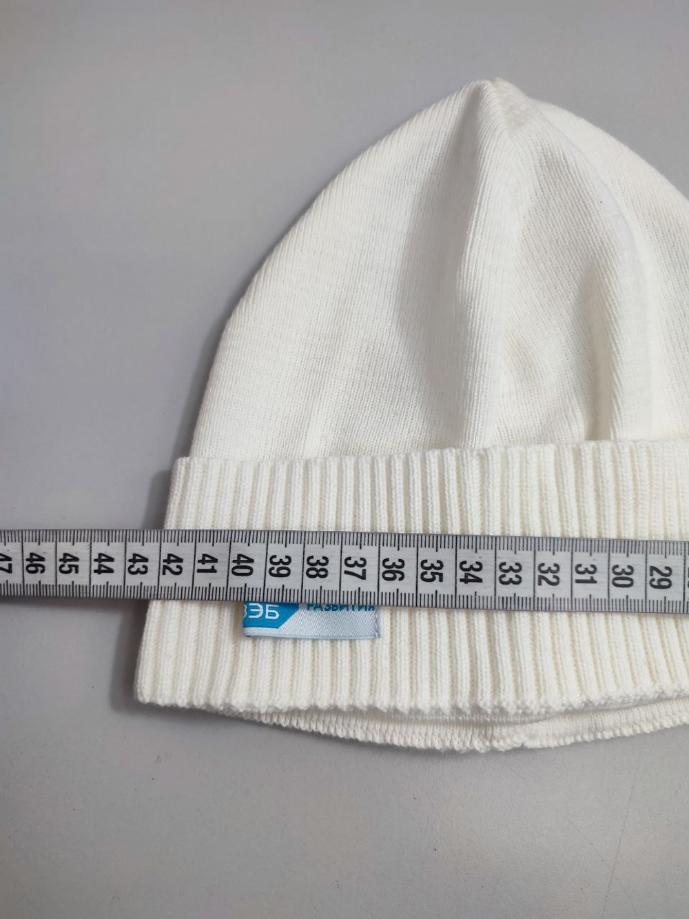 Шапка белая стильная