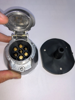 Розетка фаркопа GRUND 7 контактная с пыльником СИЛУМИНОВАЯ 12 V (контакты: латунь)