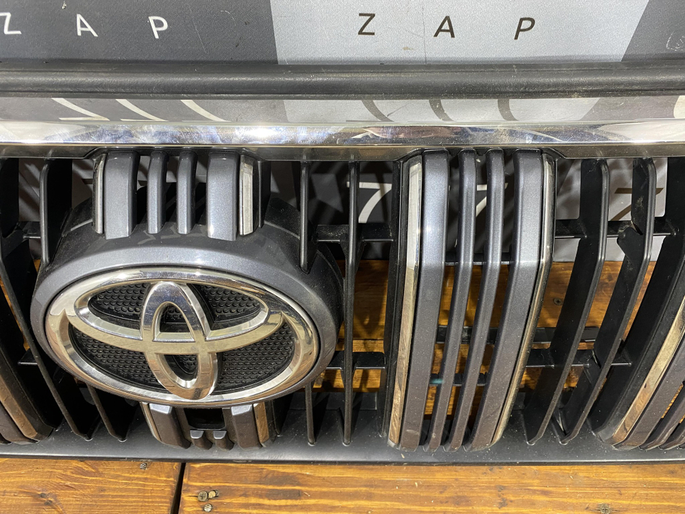 Решетка радиатора Toyota Land Cruiser Prado 150 17-нв Б/У Оригинал 5334260010
