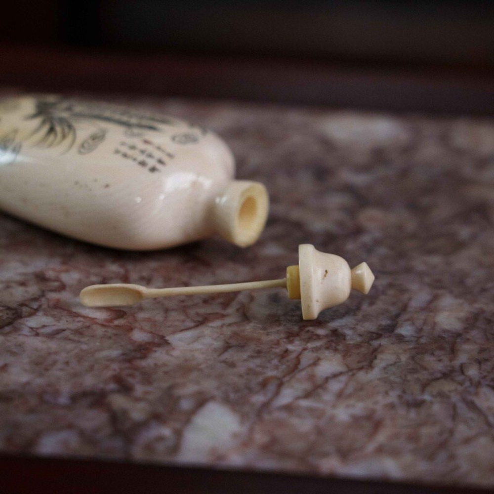 Китайская табакерка из слоновой кости с изображением птицы Феникс — Фэнхуан