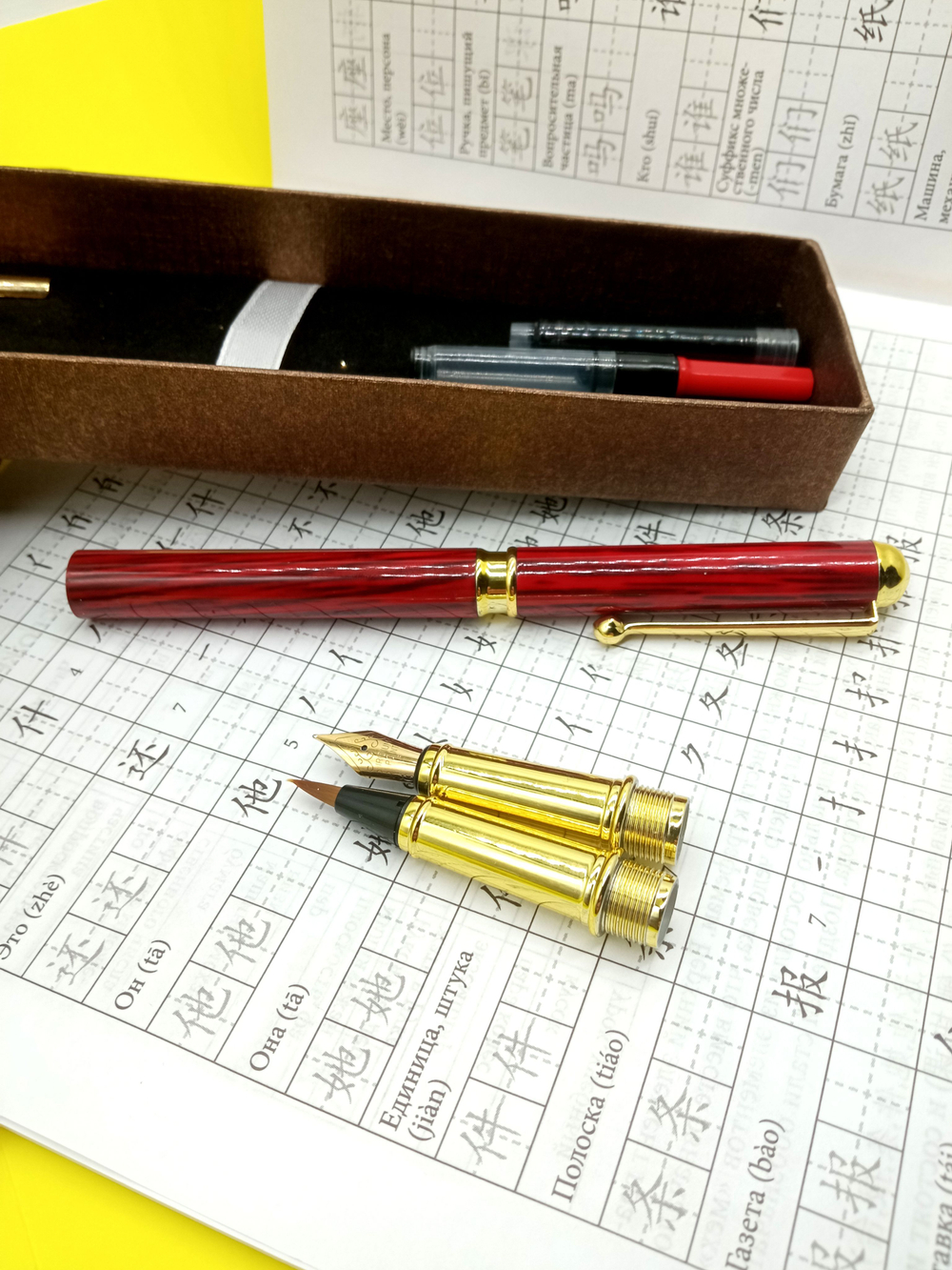 Подарочный набор из 1 уникальной ручки-кисти + сменной насадкой для пера + 4 различных пера +картридж с чернилами + подарочный пенал (для леттеринга, каллиграфии, рисования)