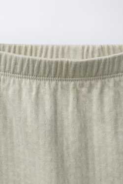 ZARA КОМПЛЕКТ ИЗ ФУТБОЛКИ И ЛЕГИНСОВ С РЕЛЬЕФНЫМ УЗОРОМ, ЗЕЛЕНОВАТЫЙ