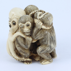 Нэцкэ Осьминог с тремя обезьянами (мамонт)