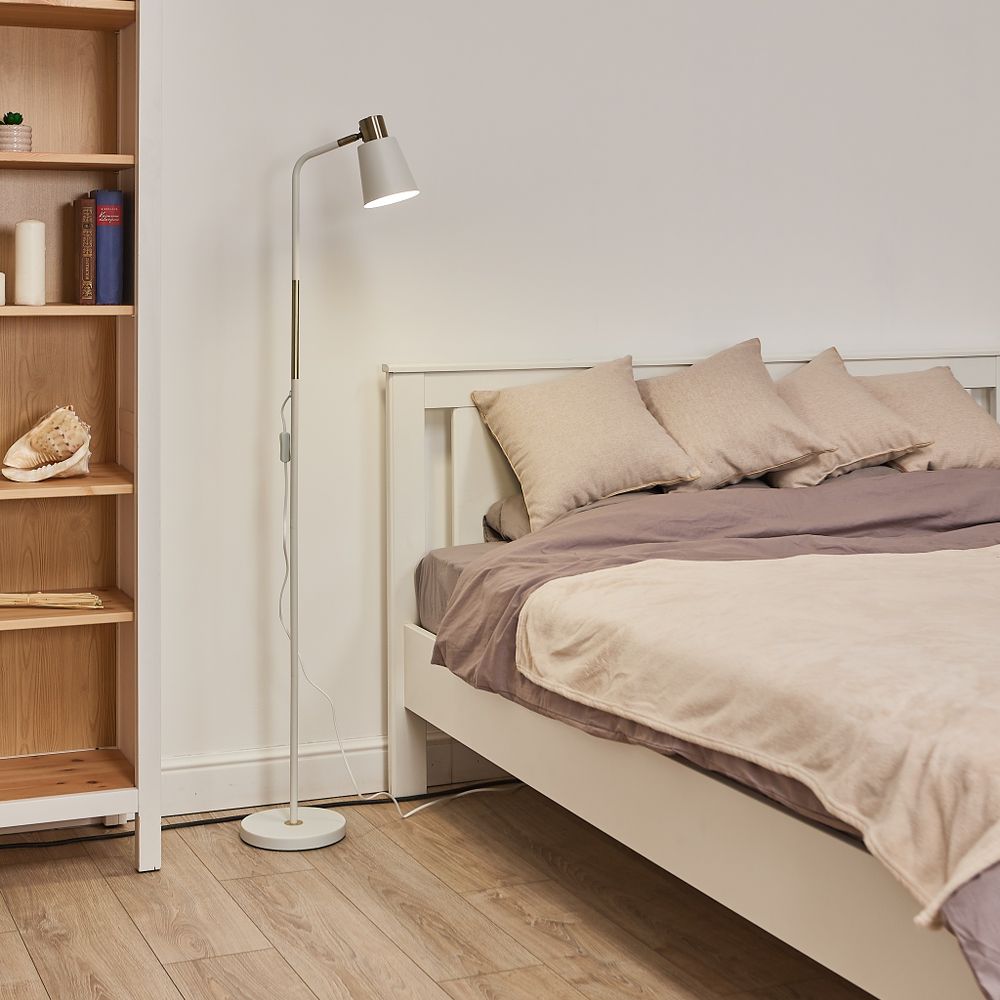 UML-T700 E27 WHITE Торшер напольный под лампу Е27. 40W. с регулировкой наклона. Механический выключатель. Белый. ТМ Uniel