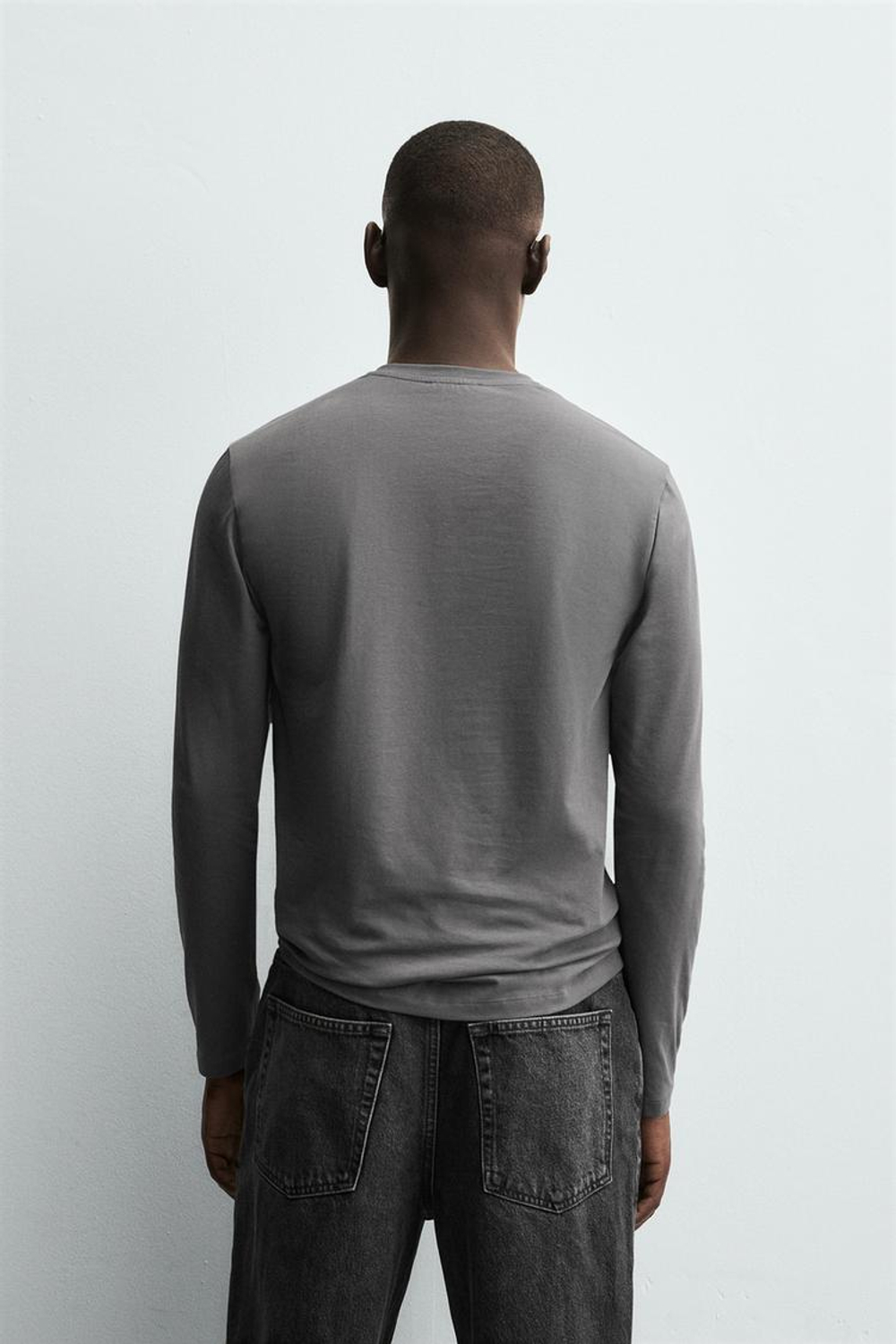 ZARA БАЗОВАЯ ФУТБОЛКА SLIM FIT, СЕРЫЙ