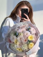 Букет из кустовых пионовидных роз, оксипеталума и хризантемы