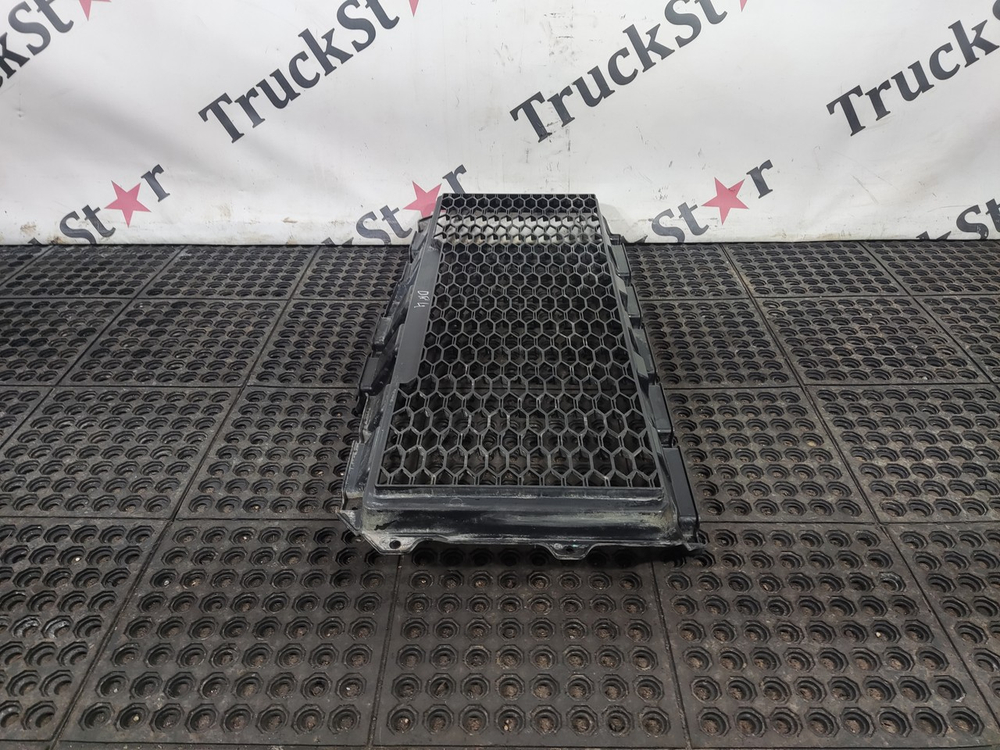 Решетка бампера нижняя 2023г