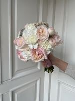 Свадебный букет из гортензии, диантусов, озотамнуса, кустовых пионовидных и одноголовых роз