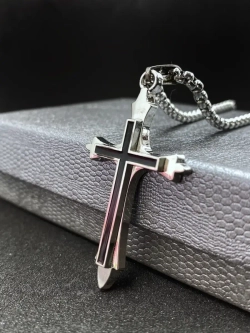 Бижутерная подвеска крестик на серебристой цепочке из стали
