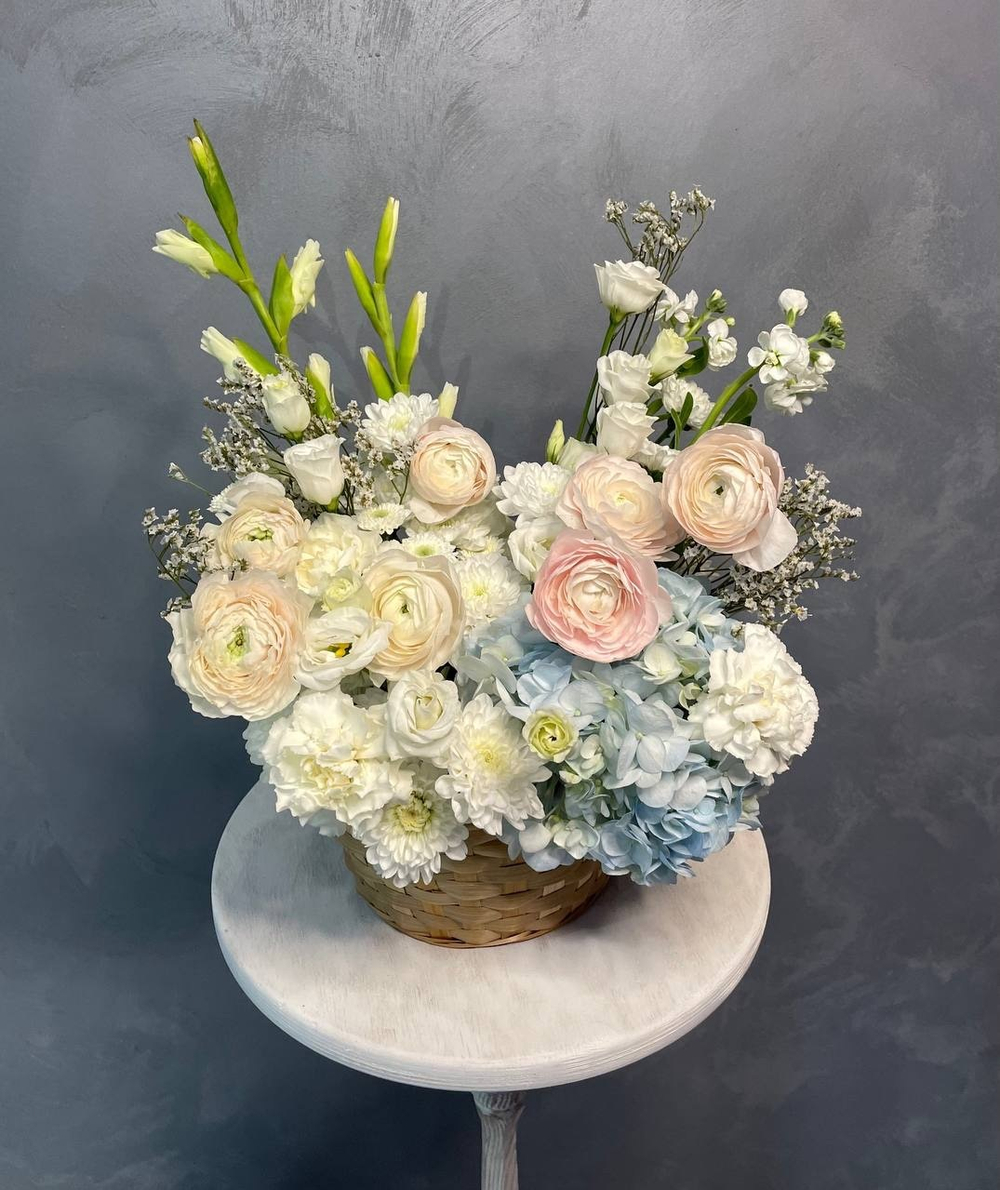 Нежная корзина цветов