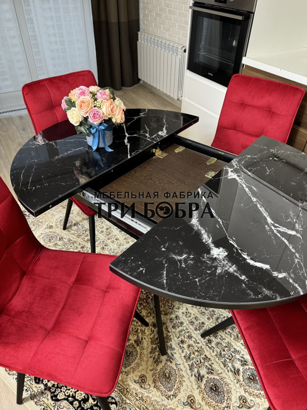 Круглый стеклянный раздвижной стол "Черный оникс" и стулья "ГУЧИ" бордовый