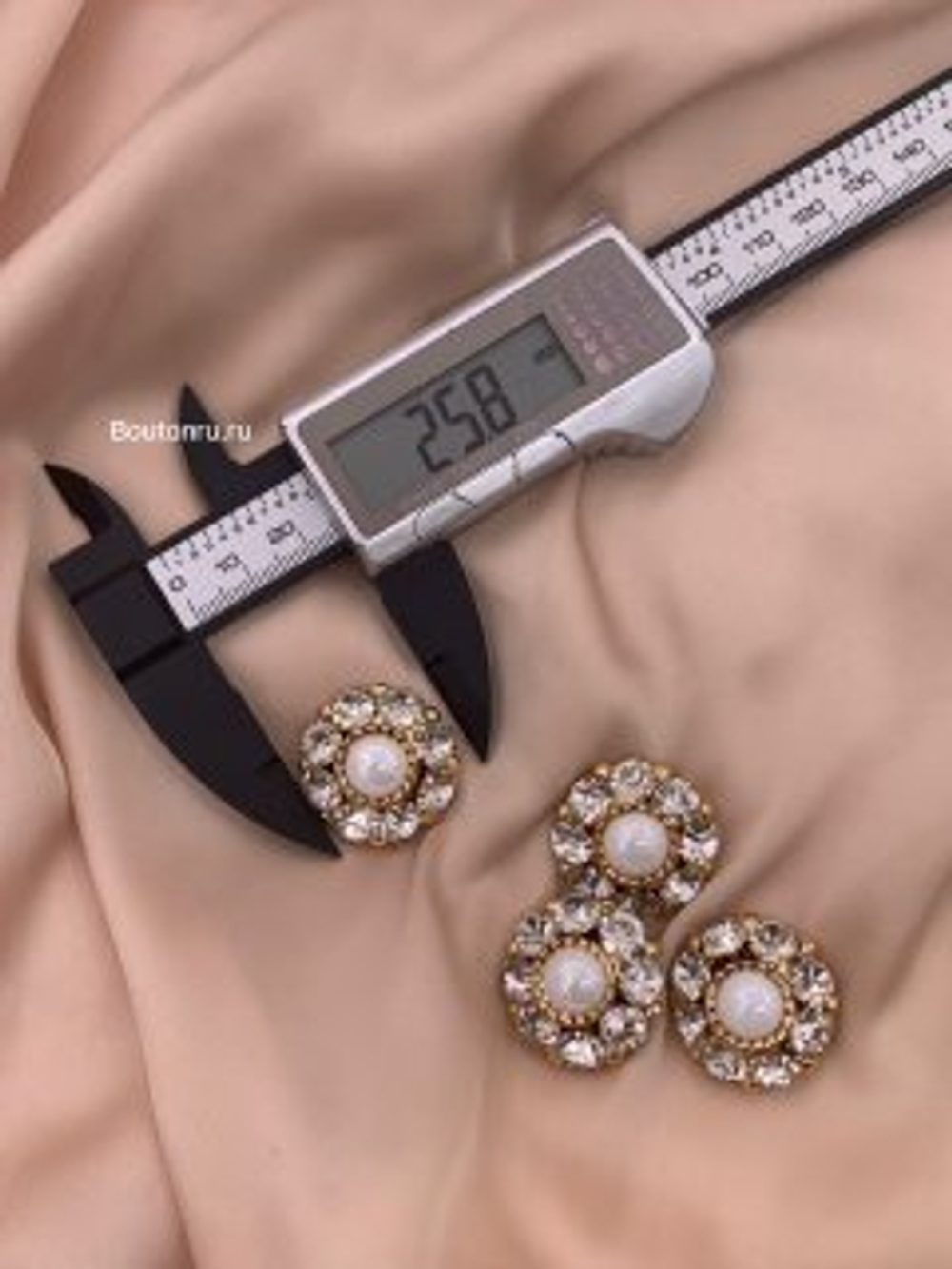 Пуговицы золото стразы в форме цветка с белым  камнем