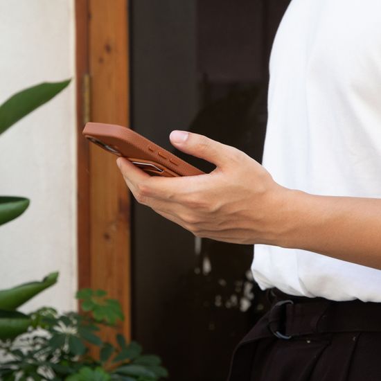 Чехол Native Union Re(Classic) MagSafe для iPhone 17, коричневый