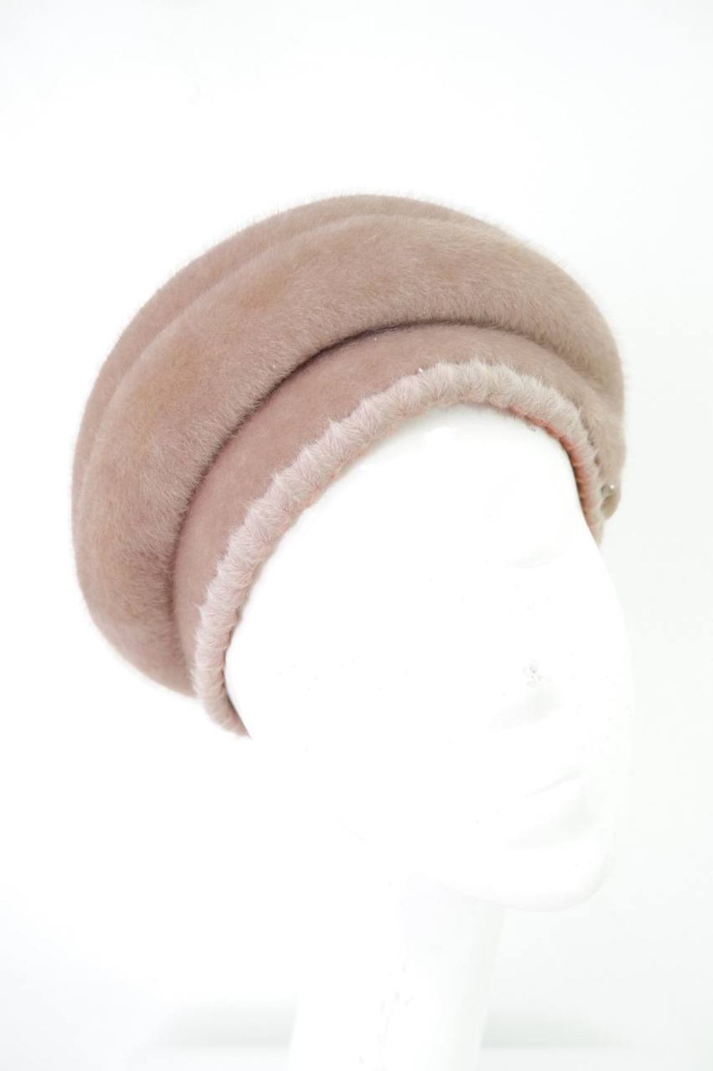 Берет нежного цвета