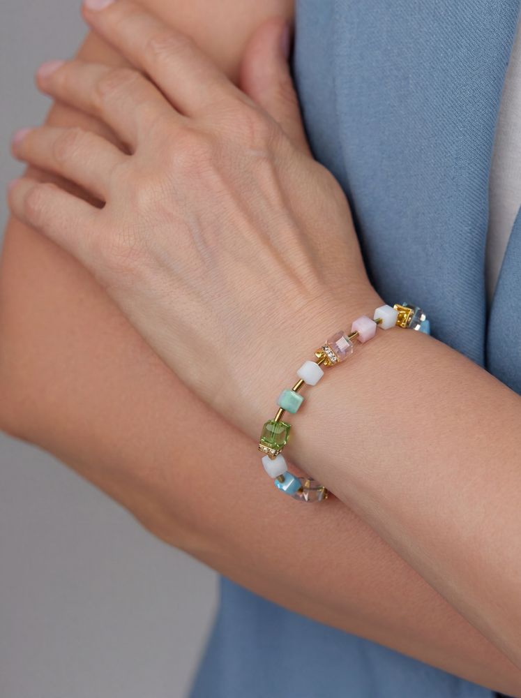 Браслет из микса кубиков Swarovski и гематита и цирконов, оттенок золото