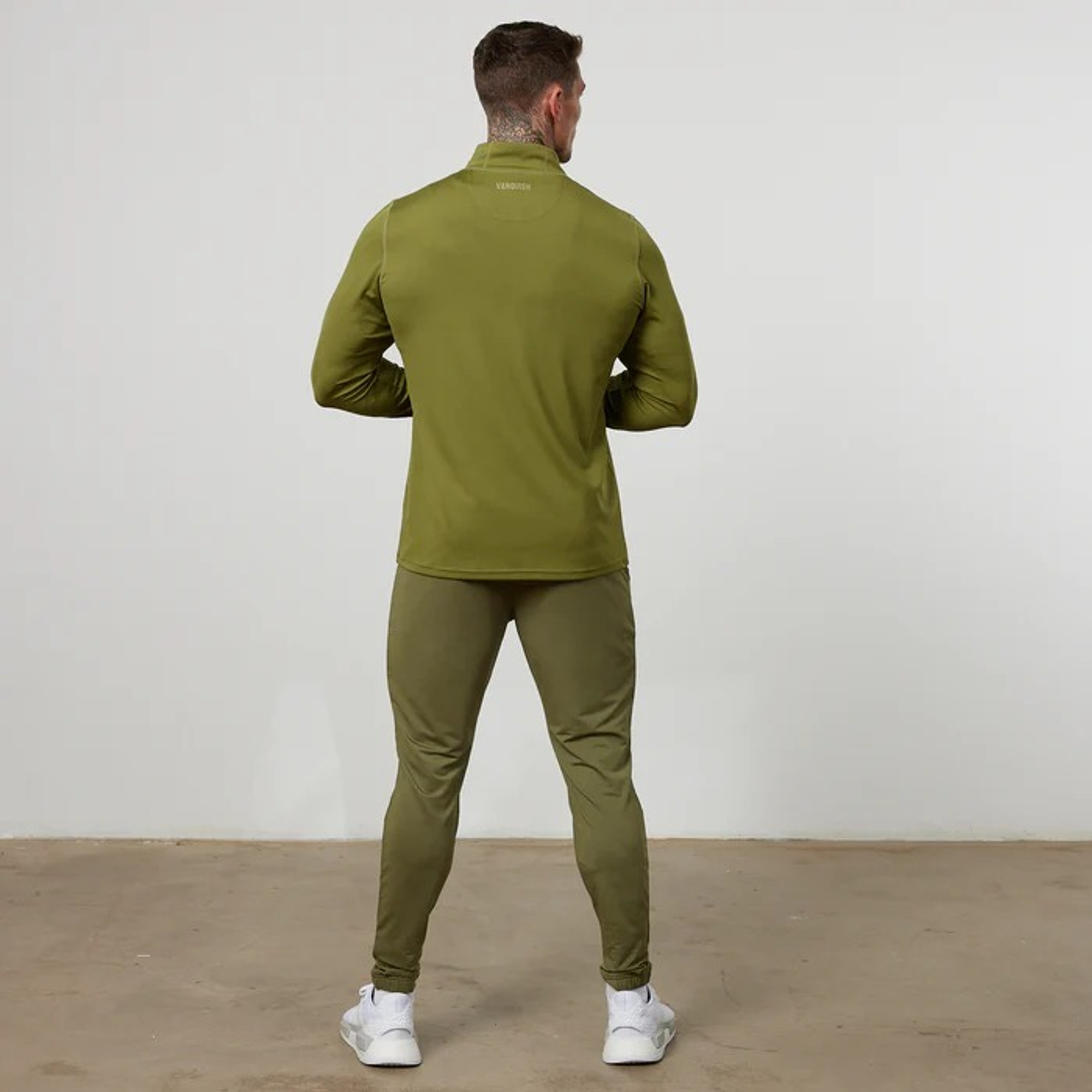 Лонгслив VANQUISH Essential Performance Zip Long Olive
