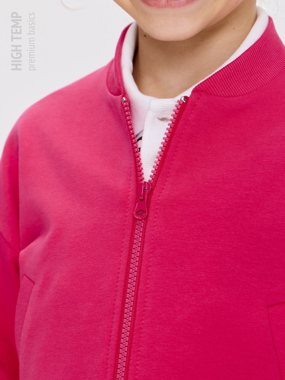 Укороченный бомбер из футера на молнии