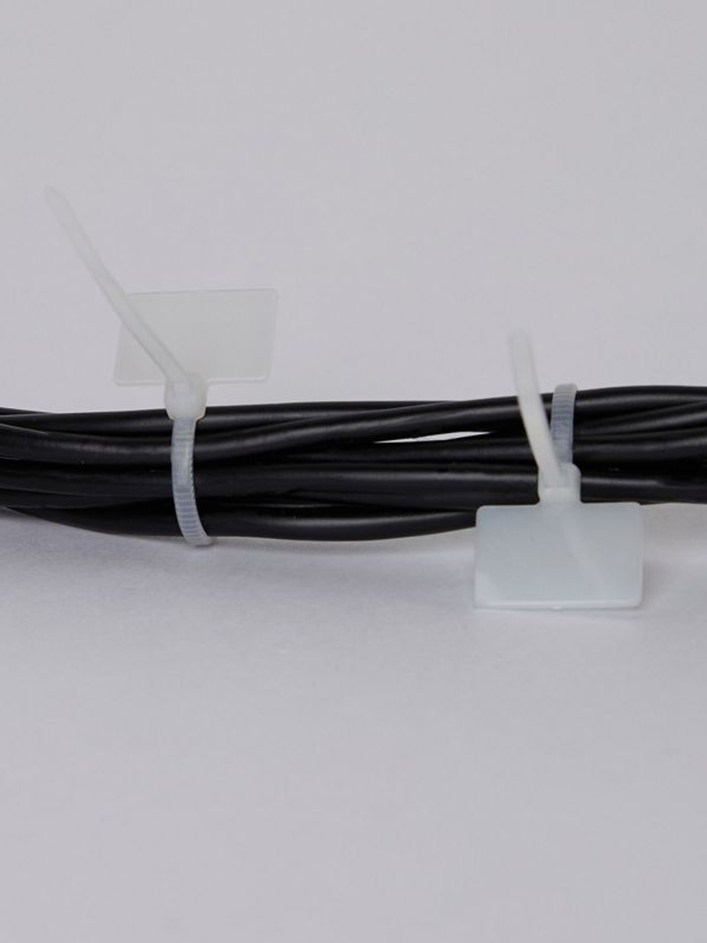 Хомут кабельный ХП1 2.5х110 нейл. бел. с таб. 20х13 (уп.100шт) IEK UHH61-3-110-100