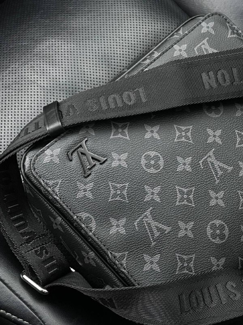 Клатч Louis Vuitton