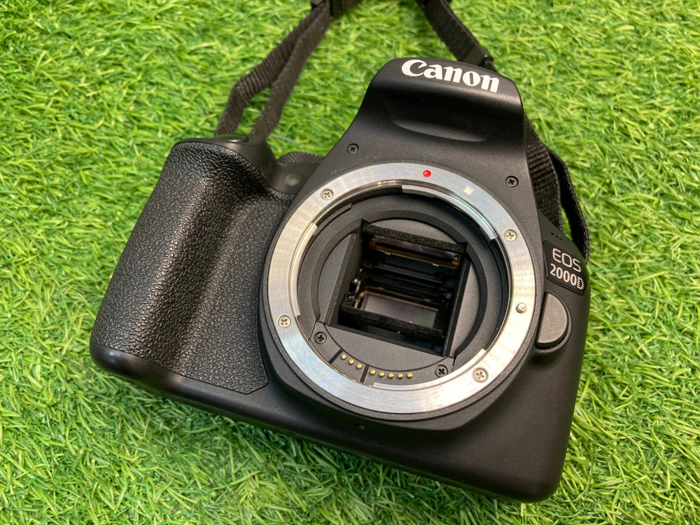 Canon 2000D Kit 18-55mm IS II 2.200 кадров