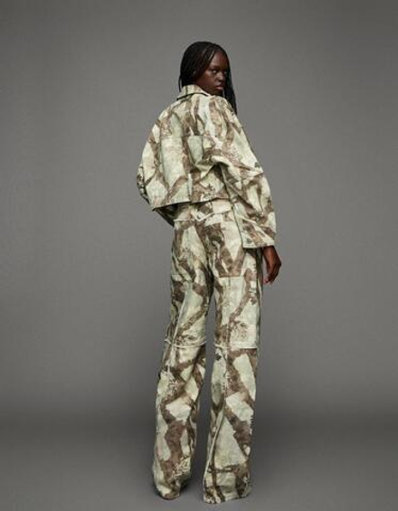 BERSHKA Джинсовая укороченная куртка с принтом, темно-серый