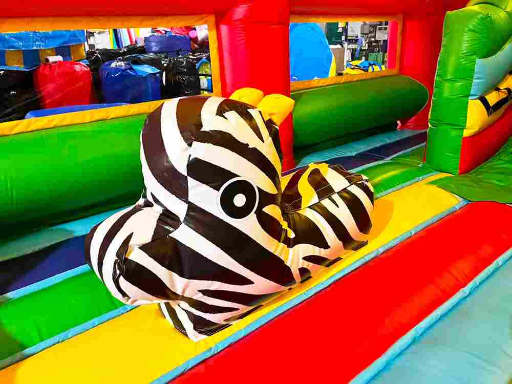 Коммерческий надувной батут «Страна Сафария» с крышей, 10x5x5 м.