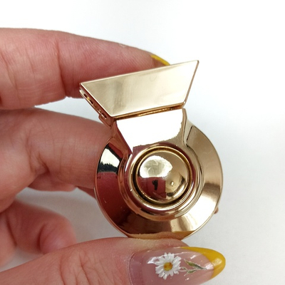 Замок-защелка на винтах 30*40 Золото