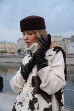 Меховая манишка с шоколадными пятнами