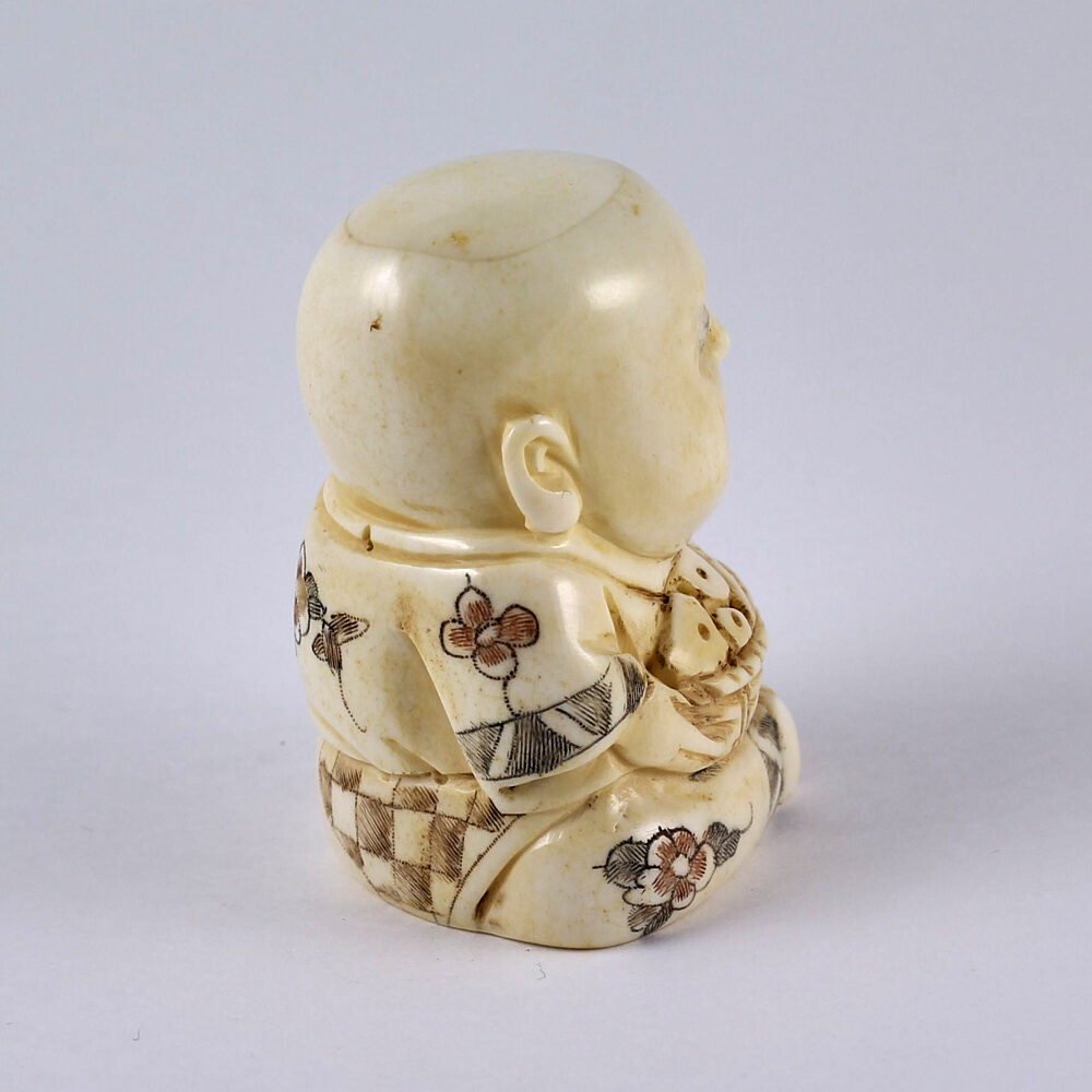 Нэцкэ Мальчик Карако с корзиной рыбы