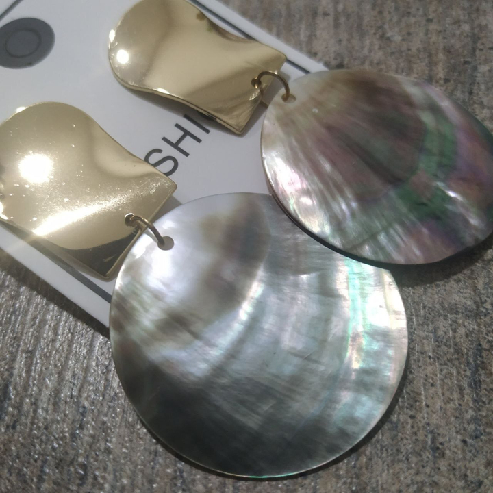 Серьги-гвоздики Перламутр диск пластина изогнутая металл золотистый